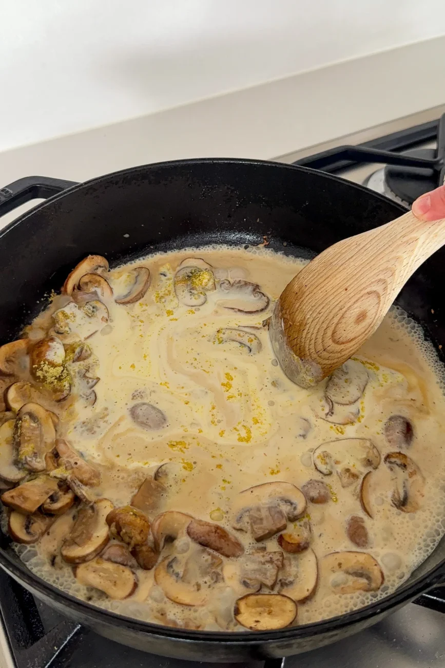 Adding Cream to Mushrooms to make Sauce